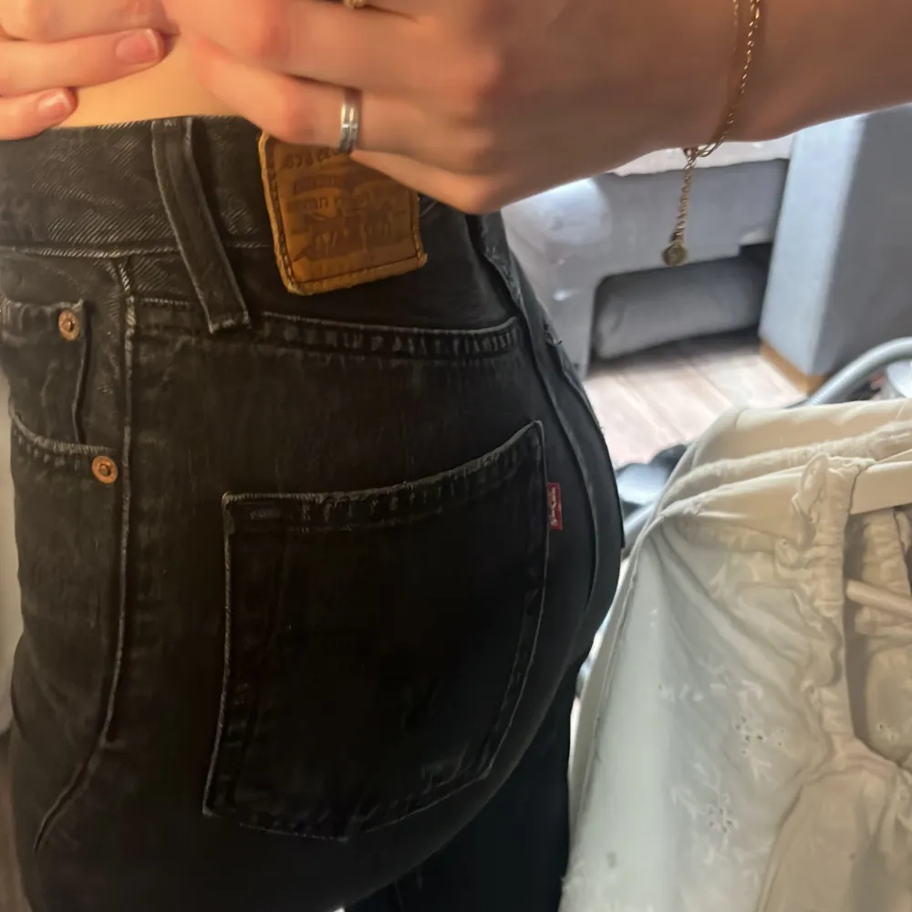 fina jeans i superfin färg. Från levis modellen ribcage wide!❤️ tyvärr lite korta på mig 175 cm. Jeans & Byxor.