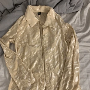 Mesh blus - Jättefin mesh blus, zebra mönster. Den är genomskinlig och säljer då den inte passar mig. Aldrig använd. Strl M men skulle även passa S