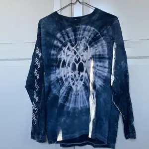 Cool långärmad tröja i tie dye med lite tryck. Sitter oversized på mig som är xs/s. 100kr plus frakt💕