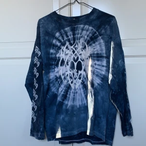 Tröja - Cool långärmad tröja i tie dye med lite tryck. Sitter oversized på mig som är xs/s. 100kr plus frakt💕