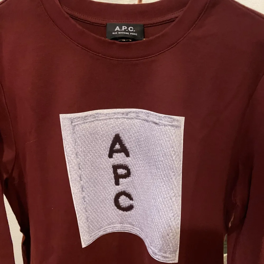 Kolla hit! A.P.C sweatshirt  Ord Pris 2200 Priset kan såklart diskuteras. Hoodies.