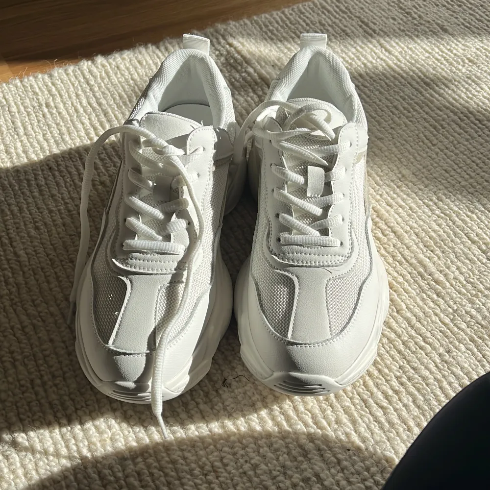 Vita sneakers från NA-KD, aldrig använda endast testade. Strl 40 men små i storleken så skulle snarare säga att de är storlek 39.. Skor.
