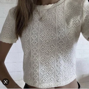 Beige zara tröja - Jättefin beige/benvit tröja från zara som är stickad med jättefina detaljer. Köpte den i somras och har klippt av lappen så är inte hundra på storleken, men den passar mig som normalt har XS/S❤️❤️❤️