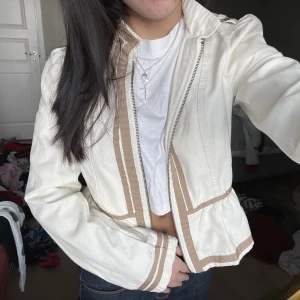 Vit jacka - Säljer denna superfina vita jackan från h&m, mammas gamla. Perfek nu till våren 🤩💌
