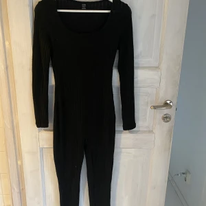 Jumpsuit  - Helt oanvänd jumpsuit som inte passade mig i längden på benen.