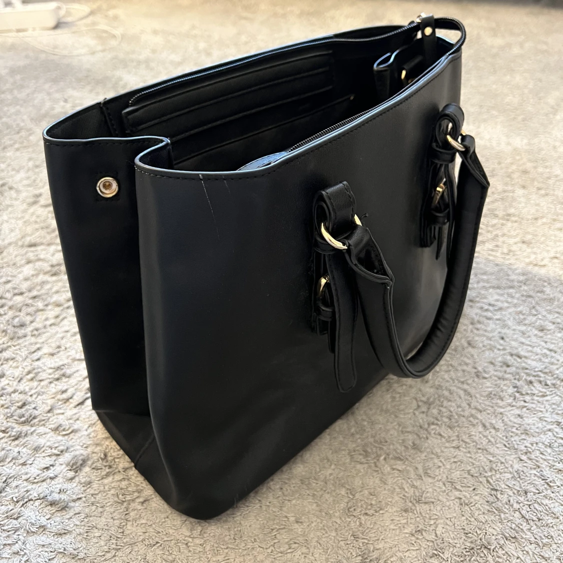 Svart väska med guld detaljer  - 90