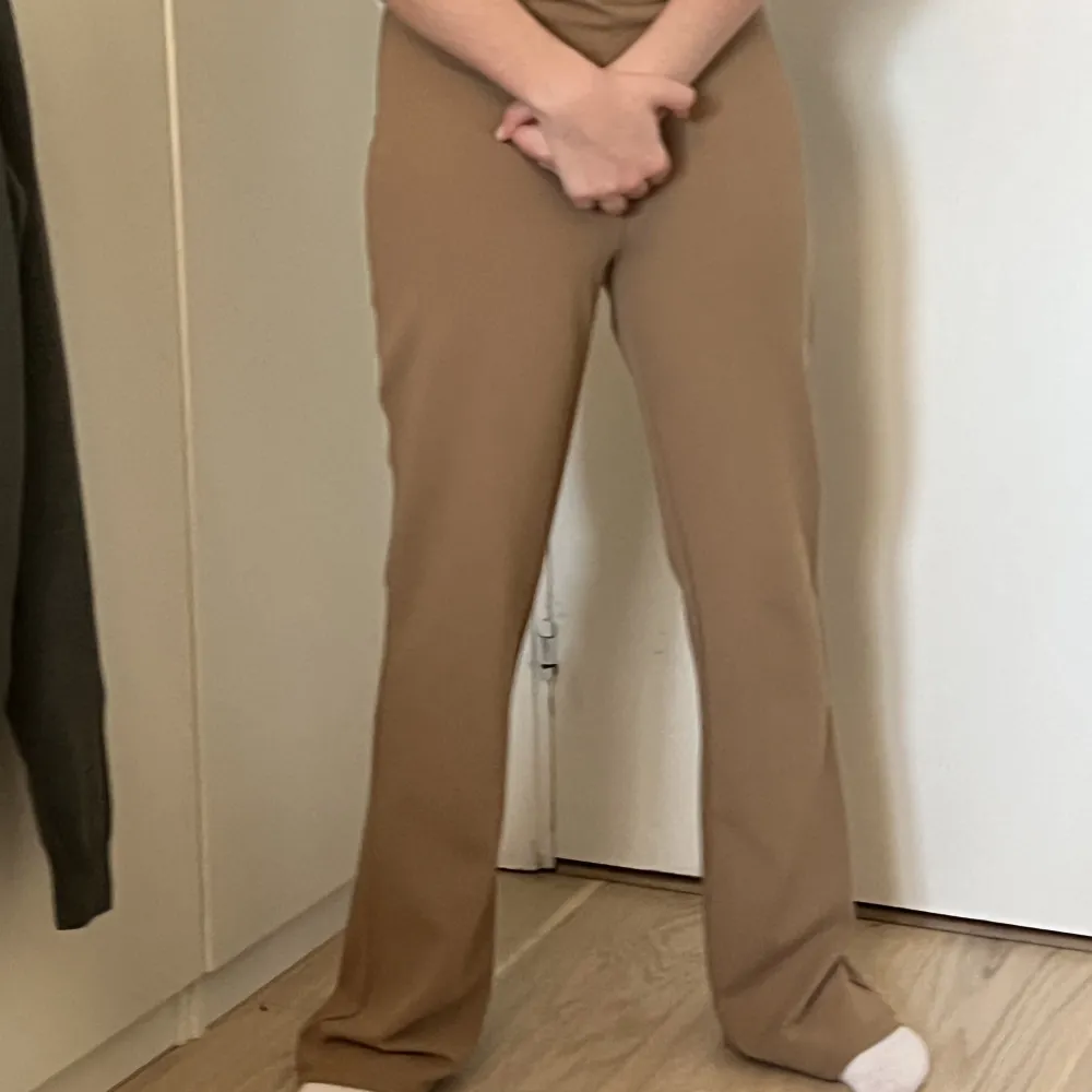 Jättefina khaki färgade byxor i perfekt skick! Skönt och stretchigt material som funkar till många olika stilar. Köpta för ett tag sedan men knappt använda. Modellerat av min lillebror (ca storlek small) - Tack Mio🙏 . Jeans & Byxor.