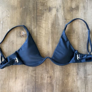 Säljer denna fina svarta bikini överdelen från Shein. Helt oanvänd bara prövad, säljer på grund av att den e lite stor och inte min stil. Storlek xs. Det ser ut som tyget e ribbat men det är helt vanligt svart bikini tyg.  - Säljer denna bikini överdelen från Shein i storlek xs💕 säljer för att den e för stor inte min stil. Färgen är svart 