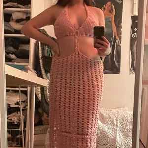 rosa virkad klänning  - fin virkad klänning i rosa garn