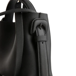 Crossbody-väska ARKET svart  - Liten crossbody-väska tillverkad i dubbelt läder som har genomgått en kromfri garvningsprocess. Stylad med ett övre handtag och en avtagbar axelrem. Magnetförslutning och innerficka. Mått: 13 cm x 27 cm x 6 cm. Nypris 1290.  KOMPOSITION Läder 100%