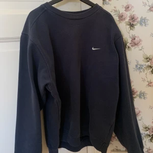 Nike sweatshirt  - Marinblå med lite touch av grå. Köptes på Plick.