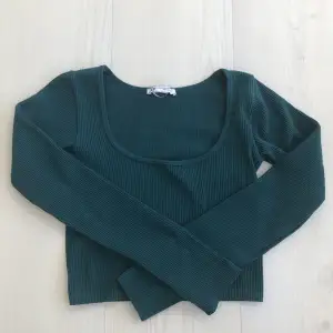 Säljer denna fina mörkgröna ribbade croppade tröjan från Zara🫶🏻💞, stl Xs-s, köpt på Plick💞
