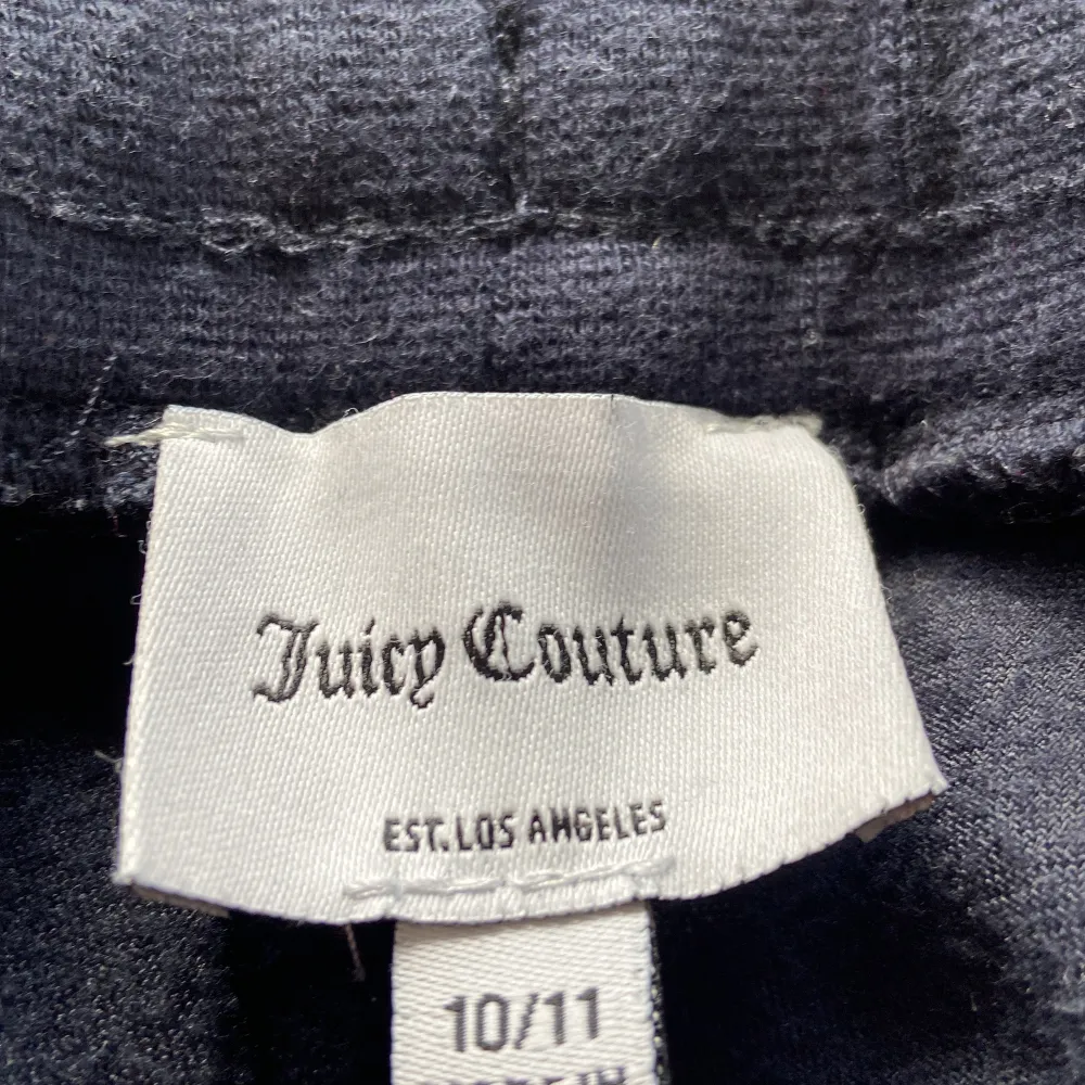 Hej  Jag säljer mina juicy byxor pågrund av att dom är för små . Men priset diskuteras vid snabb affär. . Jeans & Byxor.