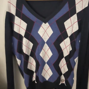 Rutig oversized tröja - Oversized tröja, köpt secondhand. Är som en L, men sitter snyggt oversized på mig som är en S.✨