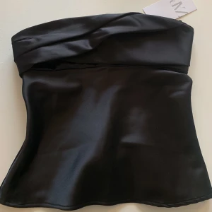 Satin topp zara - Jättesnygg satin topp från zara. Helt slutsåld online, aldrig använd med prislapp kvar! Storlek Xs. 150kr+frakt ( budgivning om många är intresserade på en gång)