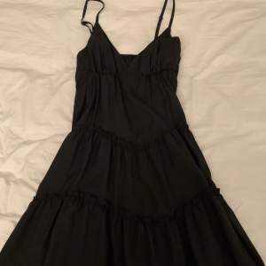 Söt svart klänning från shein, säljer då den inte kommer till användning 