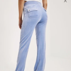 Juicy byxor - Säljer mina blåa juicy byxor då de inte kommer till användning längre. Jätte fin färg till sommaren💗(som nya)