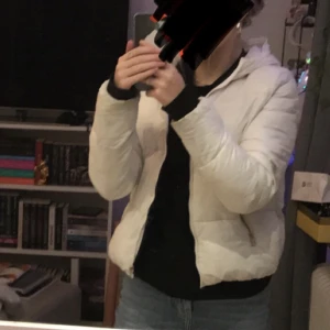 Pufferjacket vit - En puffer jacka i färgen vit från Bershka. Använd fåtal gånger. Perfekt nu till tidig vår då den inte är jättevarm. Skriv till mig privat vid intresse/fler bilder. 