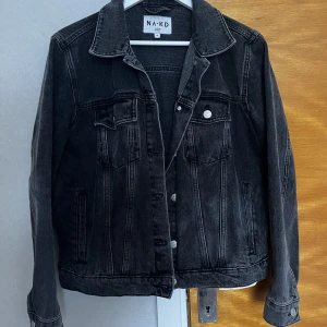 Jeansjacka - Jeansjacka från NAKD i stl 38! Använd ett par fåtal gånger så finns inget slitage osv att anmärka🌸  Kan skickas om köparen står för frakten.