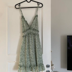 Klänning med öppen rygg  - Superfin klänning med öppen rygg! 