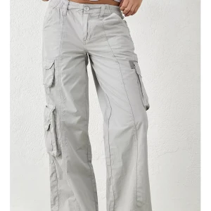 Y2k Cargo Pants 🤍 - Trendigaste cargobyxorna ifrån Urban Outfitters, helt nya med taggen kvar & endast testad i affär. Köpte fel längd men tog inte kvittot :( Sjukt snygga och passar till alla outfits! Nypris: 800kr.