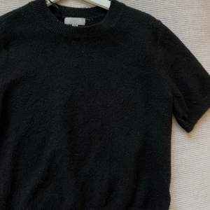 Finstickad t-shirt  - En fin stickad tröja från H&M. Stretchigt material. Pris kan diskuteras 