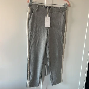 Kostymbyxor från zara - Kostymbyxor från zara med revärer på sidorna. Oanvända i storlek xs. Jag skulle säga att det även passar en liten small. Skönt typ väldigt stretchiga i materialet🥰🌸👛