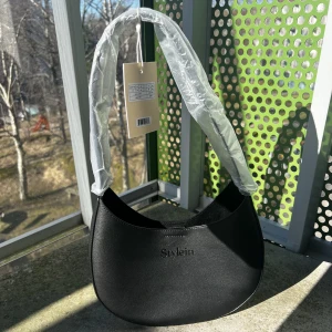 STYLEIN YARDLY MINI - Helt ny, oanvänd med tags, väska från Stylein säljes. Vid önskemål skickas fler bilder. Kan mötas upp i centrala Göteborg eller fraktas (spårbart) för 69kr.  Nypris: 1499kr 