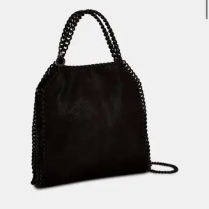 INTRESSEKOLL på min Stella McCartney väska som är hel svart, fint skick, skriv för mer bilder🖤🖤