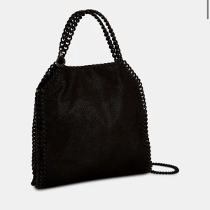 Stella McCartney falabella  - INTRESSEKOLL på min Stella McCartney väska som är hel svart, fint skick, skriv för mer bilder🖤🖤