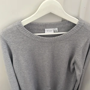 Grå Stickad tröja  - Stickad grå vanlig tröja från vila endast andvänd 1 gång super mjuk!!