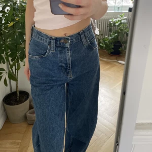 Baggy jeans  - Midwaist, går att dra ner så midjan sitter lägre 💞