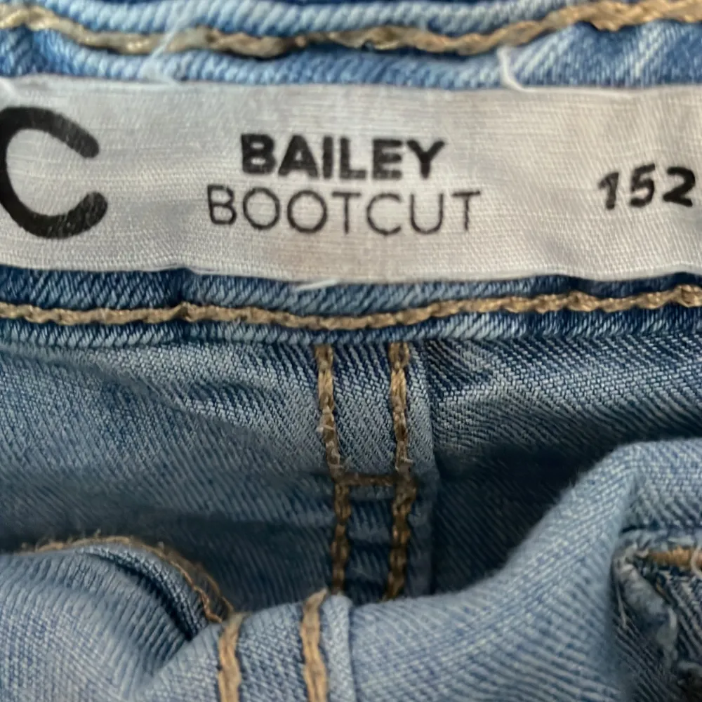 Jag säljer dem hära utsvängda jeansen från Cubus på grund av att dem är för korta för mig. Dem är i ny skik och jag bara använts några få gånger.. Jeans & Byxor.