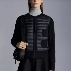 Moncler cardigan - Intressekoll på min helt nya moncler Cardigan i färgen navy. Prislappar finns kvar. Helt äkta. Köptes förra veckan men säljs för att det är en present från Usa av en kusin. Nypris 7500 kronor och finns ingenstans för tillfället. Kan tänka mig för 5000 kr