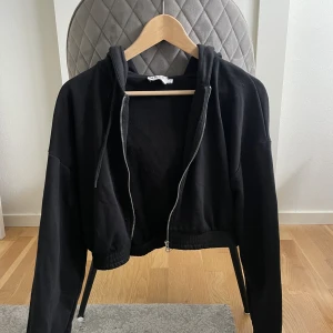 Kort zip-hoodie - Ord.pris 249 kr 