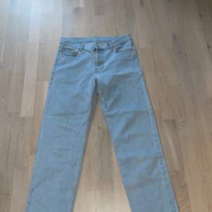 Ljusblå jeans från junkyard( modell: sweet sktbs) väldigt fin färg till sommaren och när storlek: 30, inte tajta och inte för vida! Är du runt 180 och har hyfsat tunna ben så har du hittat drömmen! Ny pris: 700kr