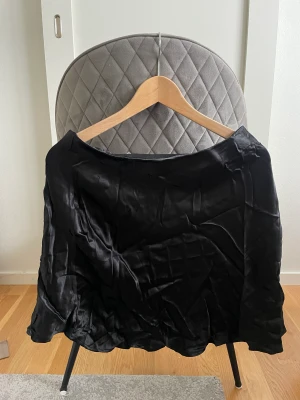 Två söta kjolar för ett pris - 50 kr för båda kjolarna tillsammans.  Svart sidenkjol - från H&M (ord.pris 99kr) storlek M.  Blå leopardmönstrad kjol - från Shein (ord.pris 60kr) storlek S.