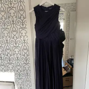 Lång marinblå klänning som jag hade på balen för några år sen. Använd endast en gång. Köpt på Cassels. Färgen på bild två är mest sann.