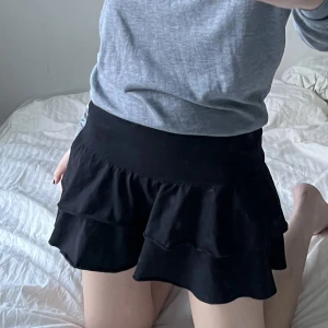 Svart minikjol - Storlek: S men passar även mig med M. Stretchigt tyg! Kan mötas i stockholm tcentralen eller frakta. 