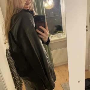 Super cool skinnjacka från Nelly💗 - Super cool skinn rock/jacka från Nelly💗 Den är i storlek 36 och använd MAX 3 gånger. Säljer den för 100+frakt om du inte vill mötas upp i Gbg! Skriv till mig om du har några frågor eller vill ha fler bilder💗💗