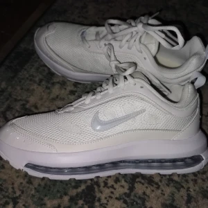 Helt nya nike air - Helt nya aldrig använda nike air, säljer pga en present som var för stora för mig. Postas eller möts och köparen står för frakten. 