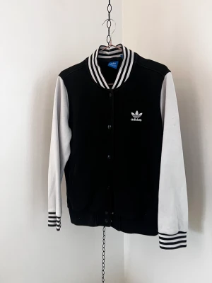 Adidasjacka - En  baseballjacka av Adidas Originals 