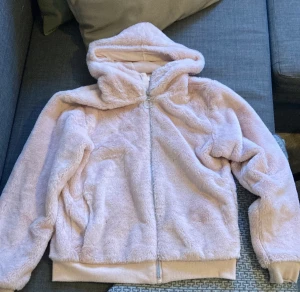 Jacka/kofta - Jättefin lurvig ljusrosa kofta/jacka, aldrig använd💗