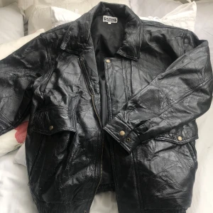 Oversized skinnjacka - Jätte snygg skinn jacka från Casual Selection. Strl M men det är en oversized modell!