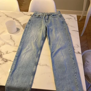 Jeans från ginatricot - Ett par blåa straight jeans från ginatricot💕sparsamt använda 