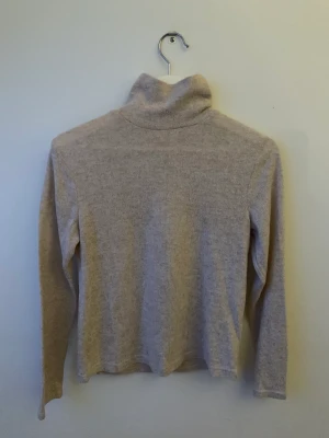 Stickad beige kragtröja - En jätte fin beige stickad kragtröja från zara barn❤️ kommer inte till användning, har använts några gånger😁❤️ kan diskutera priset
