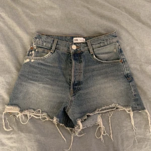 Jeans - Säljer dessa jeansshorts ja köpte på Zara i somras, knappt änvända så jättebra skick🤩🤩💘
