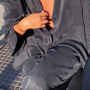 Ash on the go pants - Säljer mina Ash on the go tall pants från Djerfavenue i M. Sköna kostymbyxor i ett lyxigt material med stretchigt midjeband. Knappt använda och utan synliga skador. Kan mötas upp i Stockholm🌸🍓nypris: 1400kr (tar även bud)