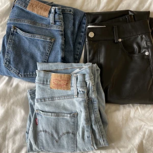 Byxor/jeans - Levi’s Bootcut 315 strl 24/30, 200:-  NA-KD straight high waist strl 34 100:-  ZARA PU straight high waist strl 36, 100:-  Allt är i fint skick och skickar gärna fler bilder vid intresse! 
