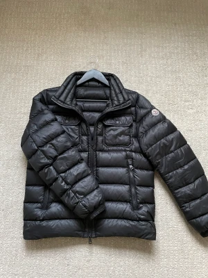 Moncler Valence Giubbotto Jacka - Säljer min moncler jacka som är i bra skick! Skick 8/10! Den är i storlek 3. Dem är självklart äkta!  Hör gärna av dig om du har frågor!